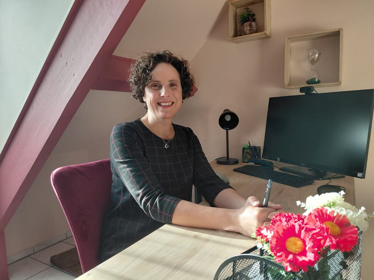 Portrait de Roxane Czerneski, fondatrice de Roxâmessence, spécialiste en accompagnement personnel